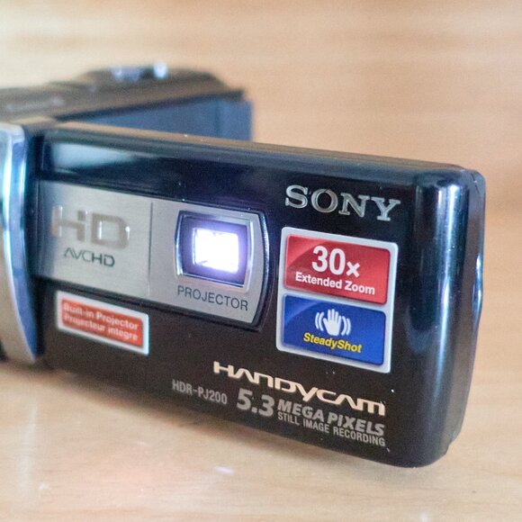 Sony HDR-PJ200 / HD Handycam Camcorder / Built-in Projector / Carl Zeiss Lens - Picture 5 of 10